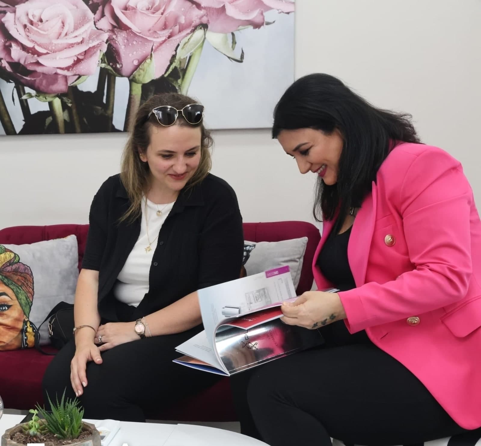 Lunella Beauty Concept Maltepe kurucusu danışan ile bakım danışmanlığı yaparken
