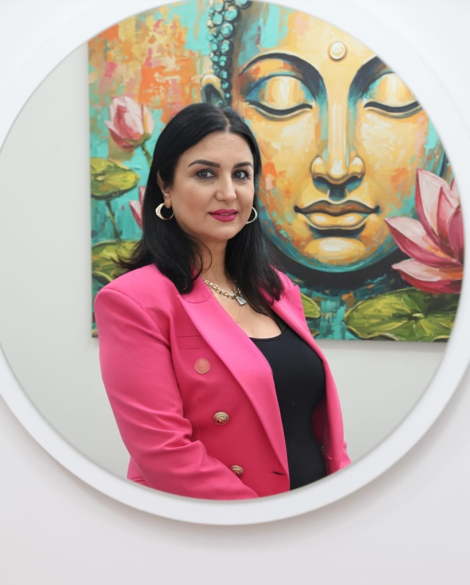 Lunella Beauty Concept Maltepe kurucusu stüdyo aynası önünde
