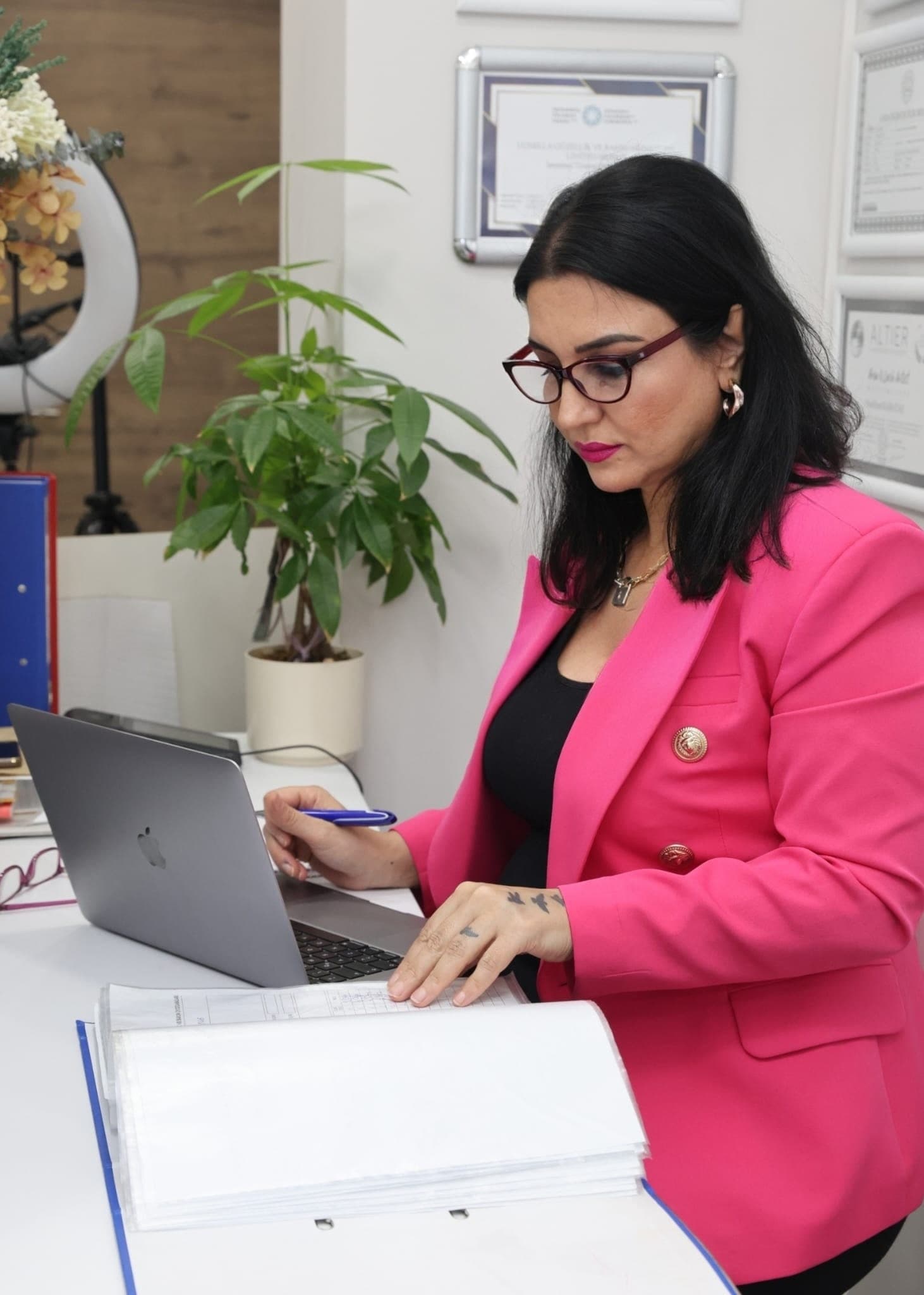 Lunella Beauty Concept Maltepe kurucusu, ofis masasında çalışırken