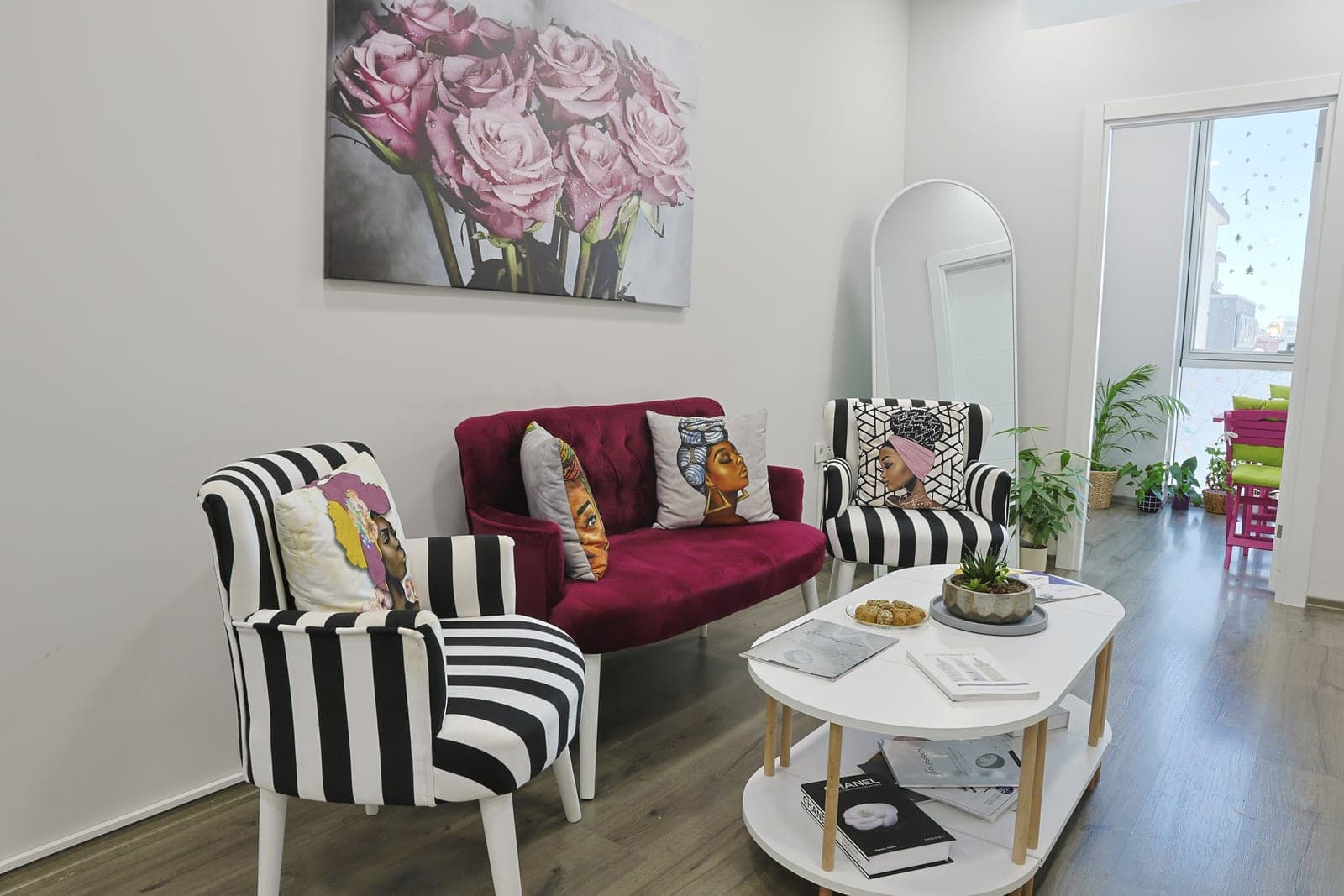 Lunella Beauty Concept Maltepe Nefes Plaza butik salon bekleme alanı