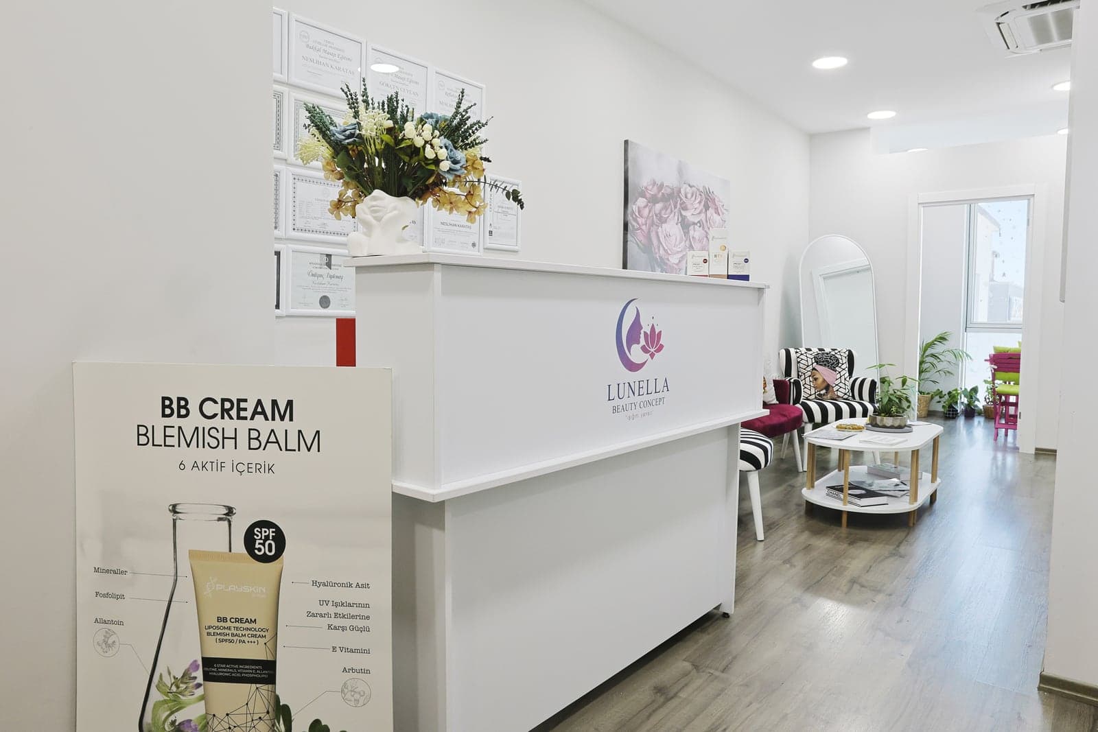 Lunella Beauty Concept Maltepe giriş koridoru, ürün vitrini