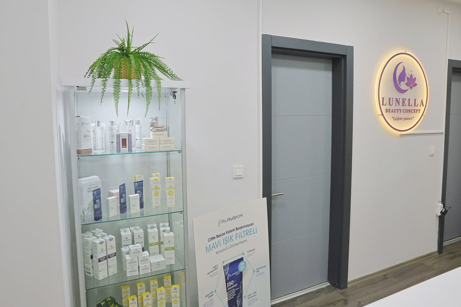 Lunella Beauty Concept Maltepe karşılama alanı ürün vitrini